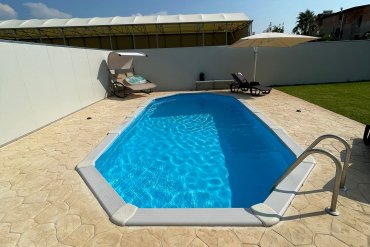 Scopri la piscina fuori terra in acciaio White Pool 730, soluzione elegante e funzionale per il tuo giardino. Struttura solida in acciaio, facile installazione e massima resistenza. Ideale per relax e divertimento in famiglia.