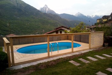 Piscina interrata Skyblue 600×320×150 cm in lamiera d’acciaio con rivestimento azzurro, circondata da deck in legno massello trattato e parapetto su misura per un comfort outdoor sicuro e raffinato.