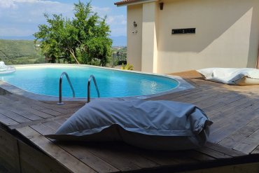 Piscina seminterrata SKYSAND 800-h.150cm-DELUXE con struttura in robusta lamiera d’acciaio e liner color sabbia, altezza 1,50 m. Design raffinato con rivestimento effetto pietra e solarium in legno, ideale per un giardino moderno e funzionale.