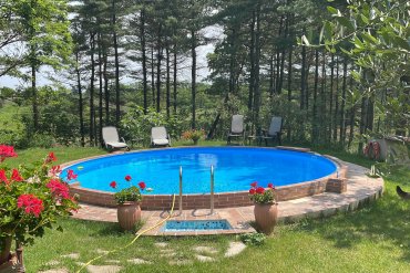 Piscina fuori terra rotonda con struttura resistente in lamiera d'acciaio, diametro 6 metri e altezza 120 cm. Dotata di liner azzurro per un'acqua cristallina. Soluzione elegante e robusta, ideale per ogni giardino e spazio verde.