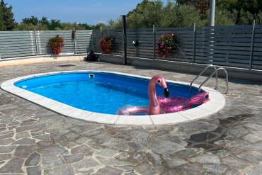 Piscina ovale interrata Skyblue 600h120 in lamiera d’acciaio di alta qualità. Ideale per chi cerca una soluzione durevole e scenografica per il proprio giardino.