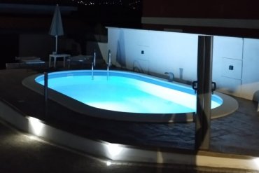 Piscina ovale interrata in lamiera d’acciaio NEWSKYBLUE formato 600 x H150 cm, versione Deluxe: struttura robusta, finiture premium e comfort elegante per il tuo giardino.