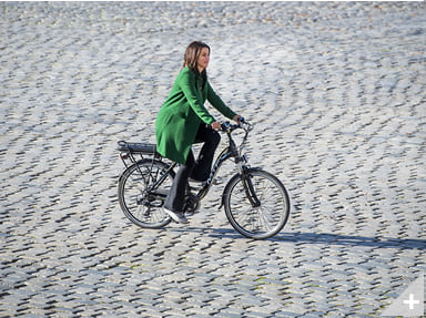 Bicicletta elettrica da città METROPOLIS 1.2 (17) in città - Immagine 2