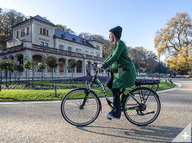 Bicicletta elettrica da città URBAN 1.2 (17) in città - Immagine 4