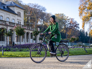 Bicicletta elettrica da città URBAN 1.2 (17) in città - Immagine 5