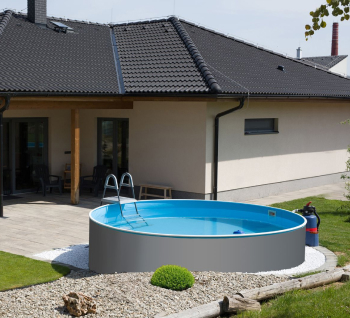 Piscina fuori terra rotonda installata su base livellata, acqua limpida e accesso con scala di sicurezza - 360 grigia