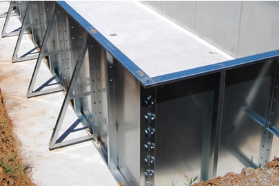 Esempio di montaggio tra i pannelli del pannello filtrante preassemblato del kit piscina interrata economica in pannelli d'acciaio con montaggio rapido FAST POOL 8x4 h. 135 cm