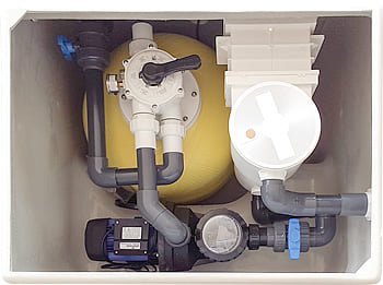 Foto dell'interno del locale tecnico del pannello filtrante completamente preassemblato del kit piscina interrata economica in pannelli d'acciaio con montaggio rapido FAST POOL 8x4 h. 135 cm
