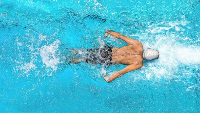 Piscina interrata in vetroresina GARDENIA con scala + Kit idromassaggio -