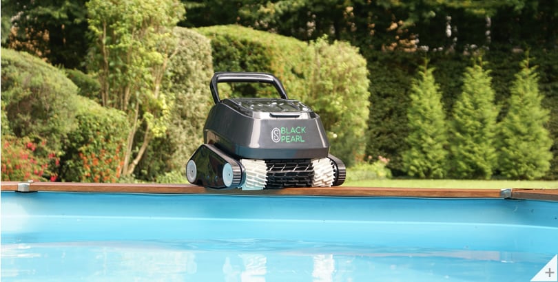 Robot piscina 8streme 7310 Black Pearl sul bordo piscina