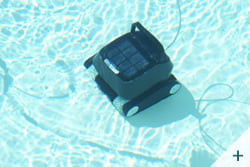Robot 8streme 7310 Black Pearl si muove sul fondo piscina