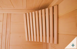 Dettaglio panche in legno e schienale ergonomico sauna finlandese da interno