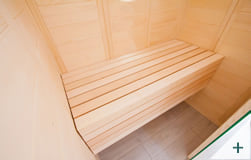 Vista d'angolo cabina sauna finlandese da interno in legno di abete