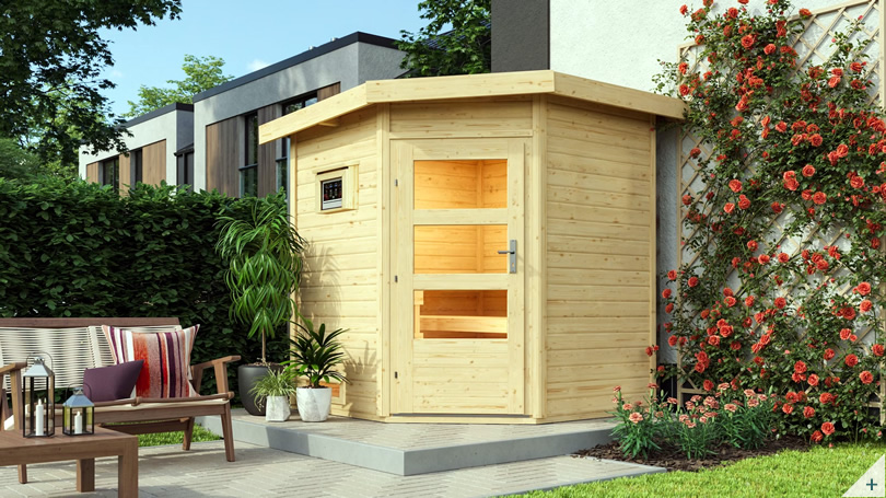 Sauna da esterno in abete nordico con tetto sporgente: vista ambientata per giardino