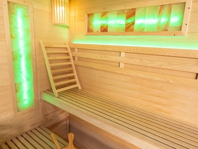Sauna finlandese Enea - interni: dettaglio panca e illuminazione - immagine 2