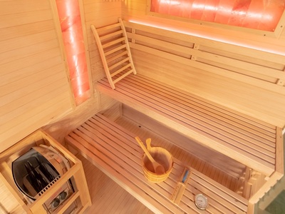 Sauna finlandese Enea - interni: stufa elettrica e protezione - immagine 3