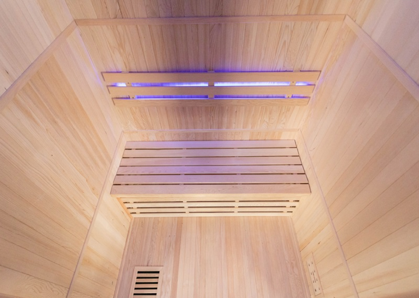 Sauna Lubi da interno con cielo stellato acceso