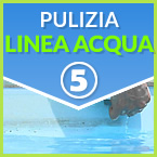 Pulizia della linea dell'acqua della piscina