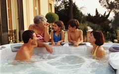 Vasca idromassaggio: una serata in famiglia Vasca idromassaggio: una serata in famiglia