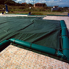 Copertura invernale con fascette senza tubolari per piscina rettangolare + scala romana - 210 g/mq